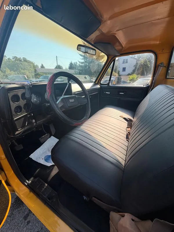 Poste de conduite noir et banquette du GMC C2500 Stepside