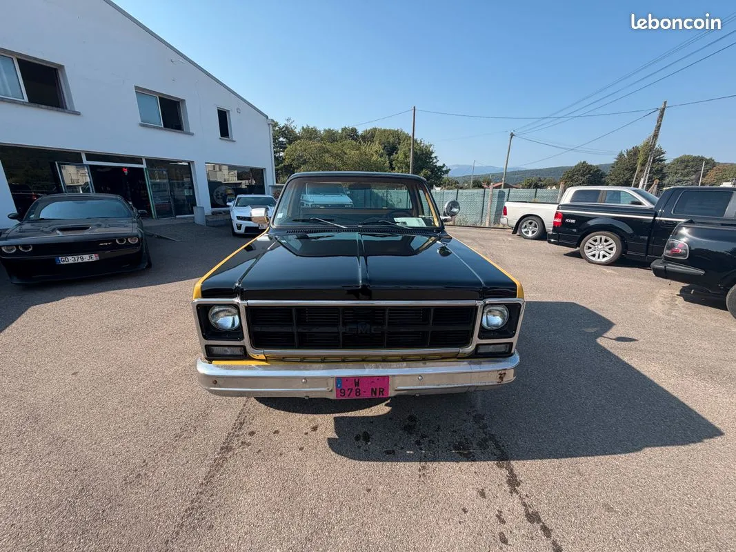 GMC C2500 Stepside jaune et noir photographié de face