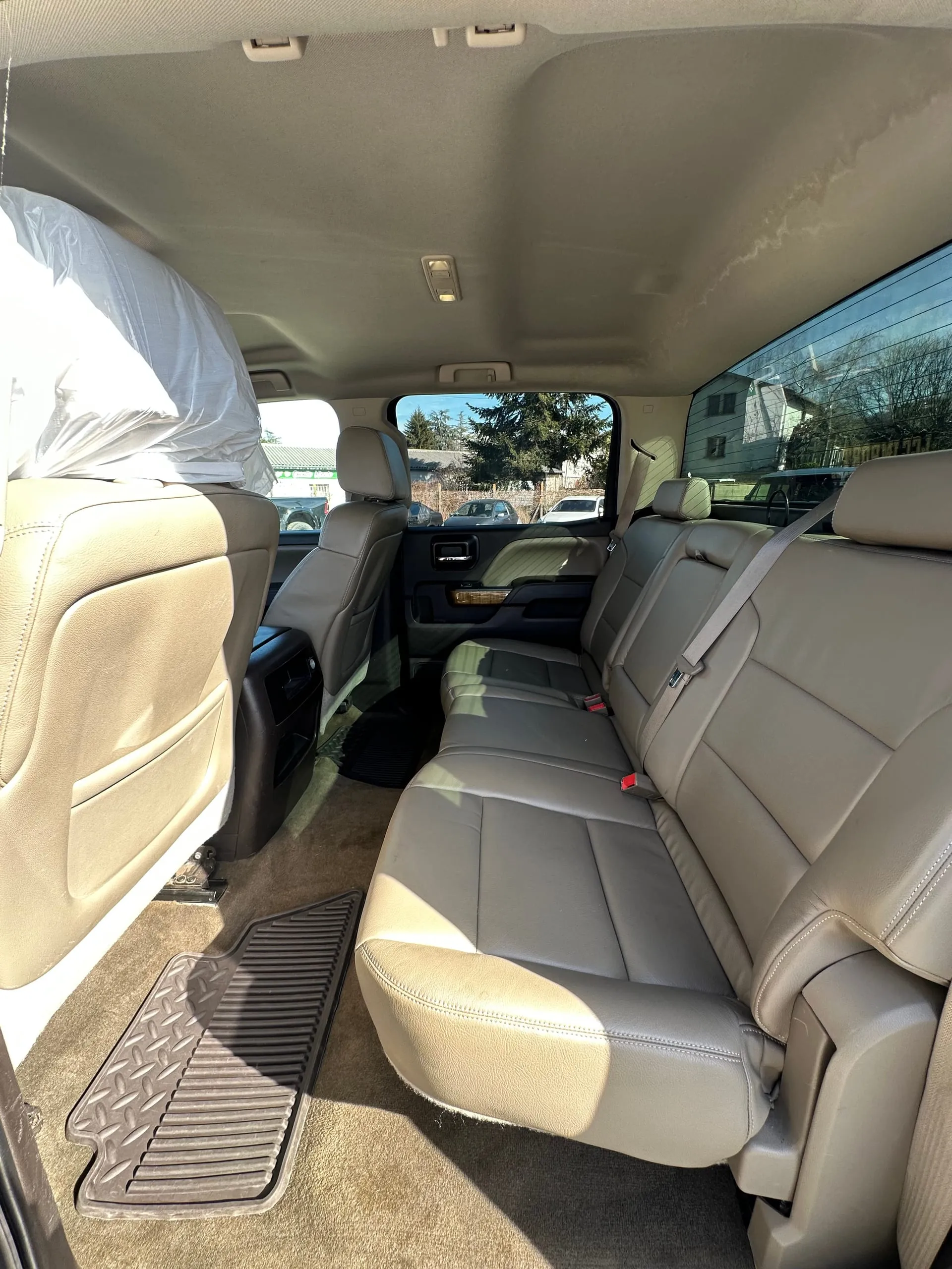 Banquette arrière en cuir brun du GMC Sierra Denali Crew Cab