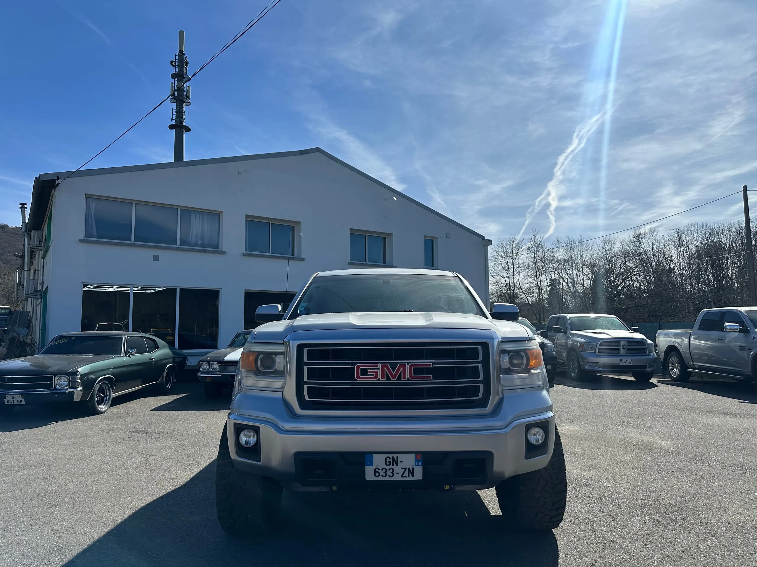 GMC Sierra Denali gris argent photographié de face