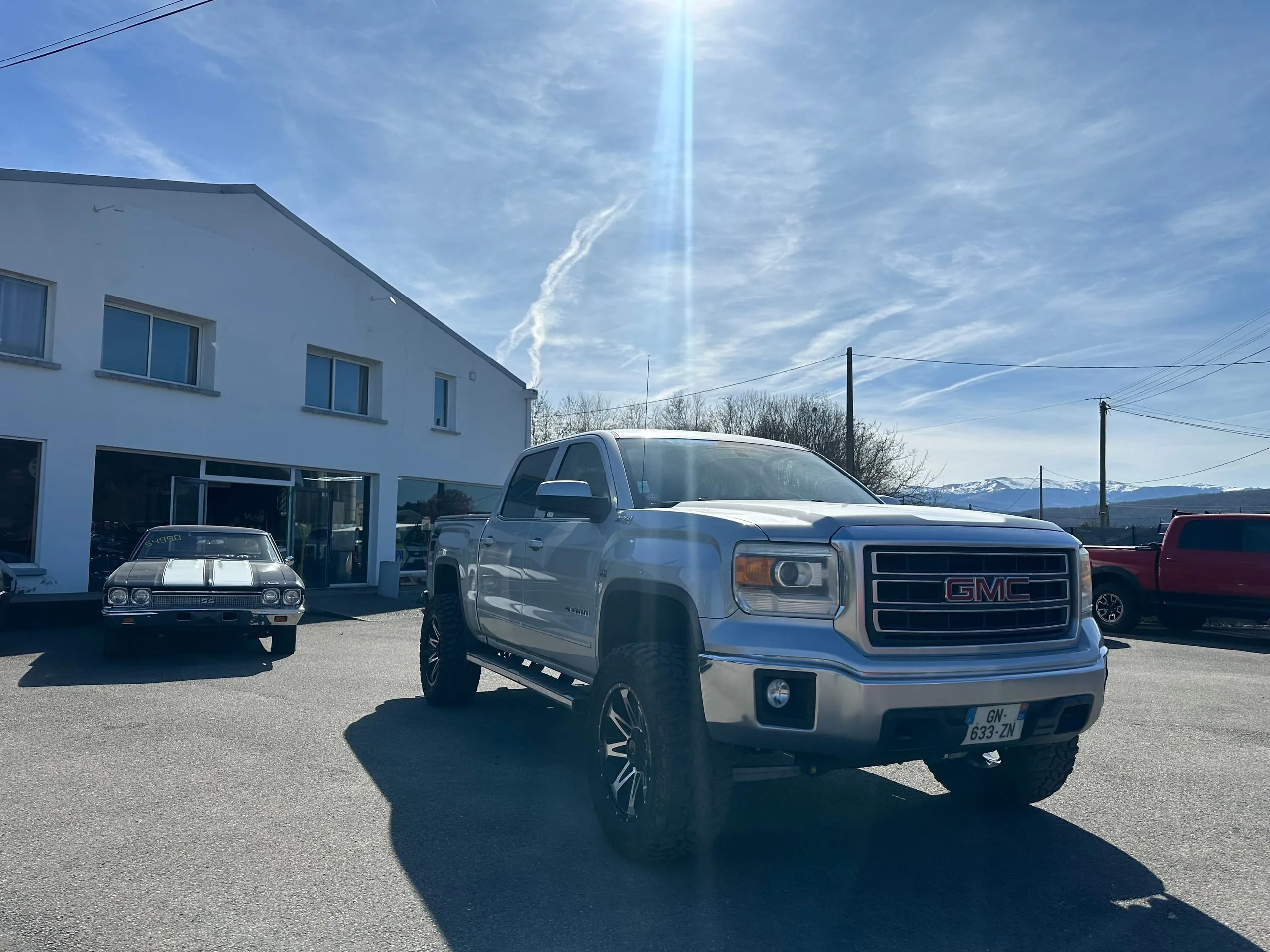 GMC Sierra Denali Crew Cab gris argent présenté sur le parc