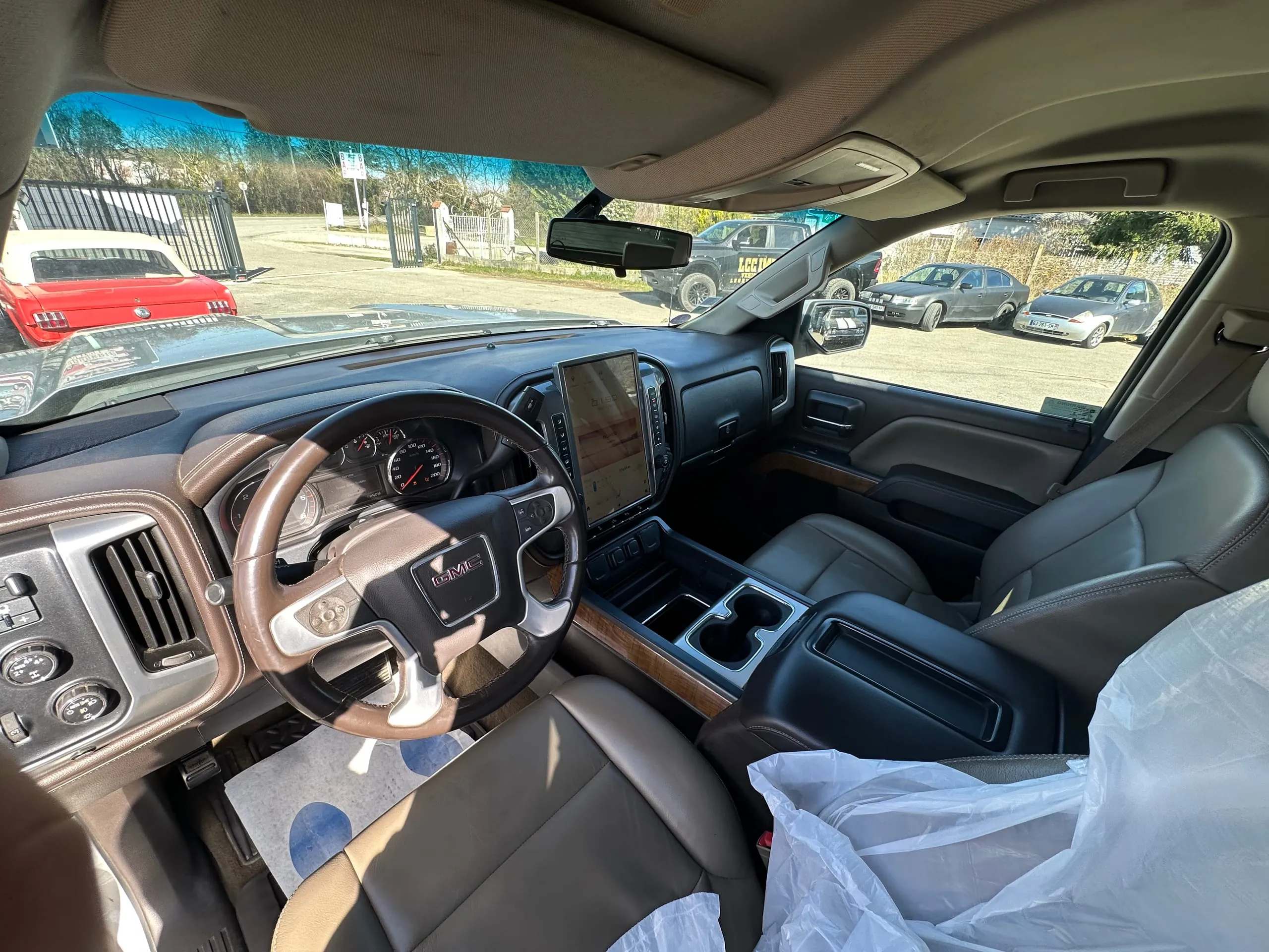 Poste de conduite brun et noir du GMC Sierra Denali avec sellerie en cuir