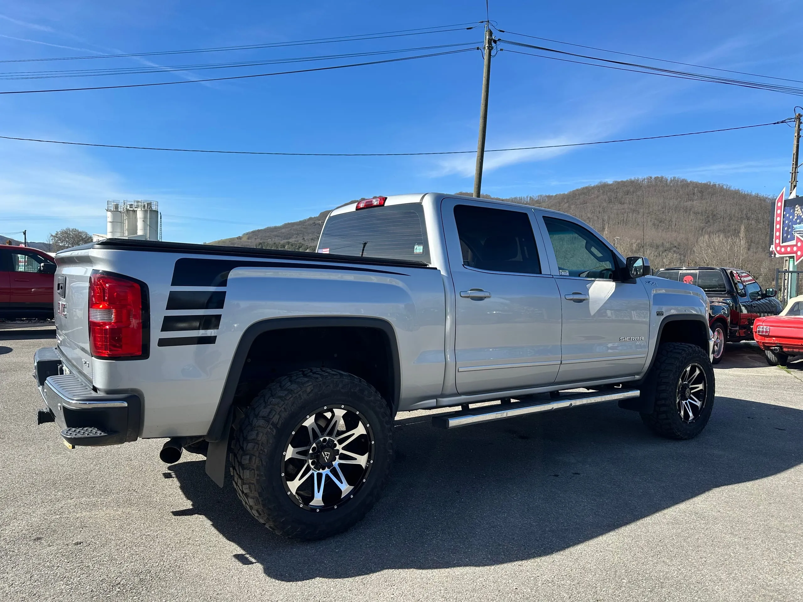 Profil arrière du GMC Sierra Denali Crew Cab avec sa benne couverte
