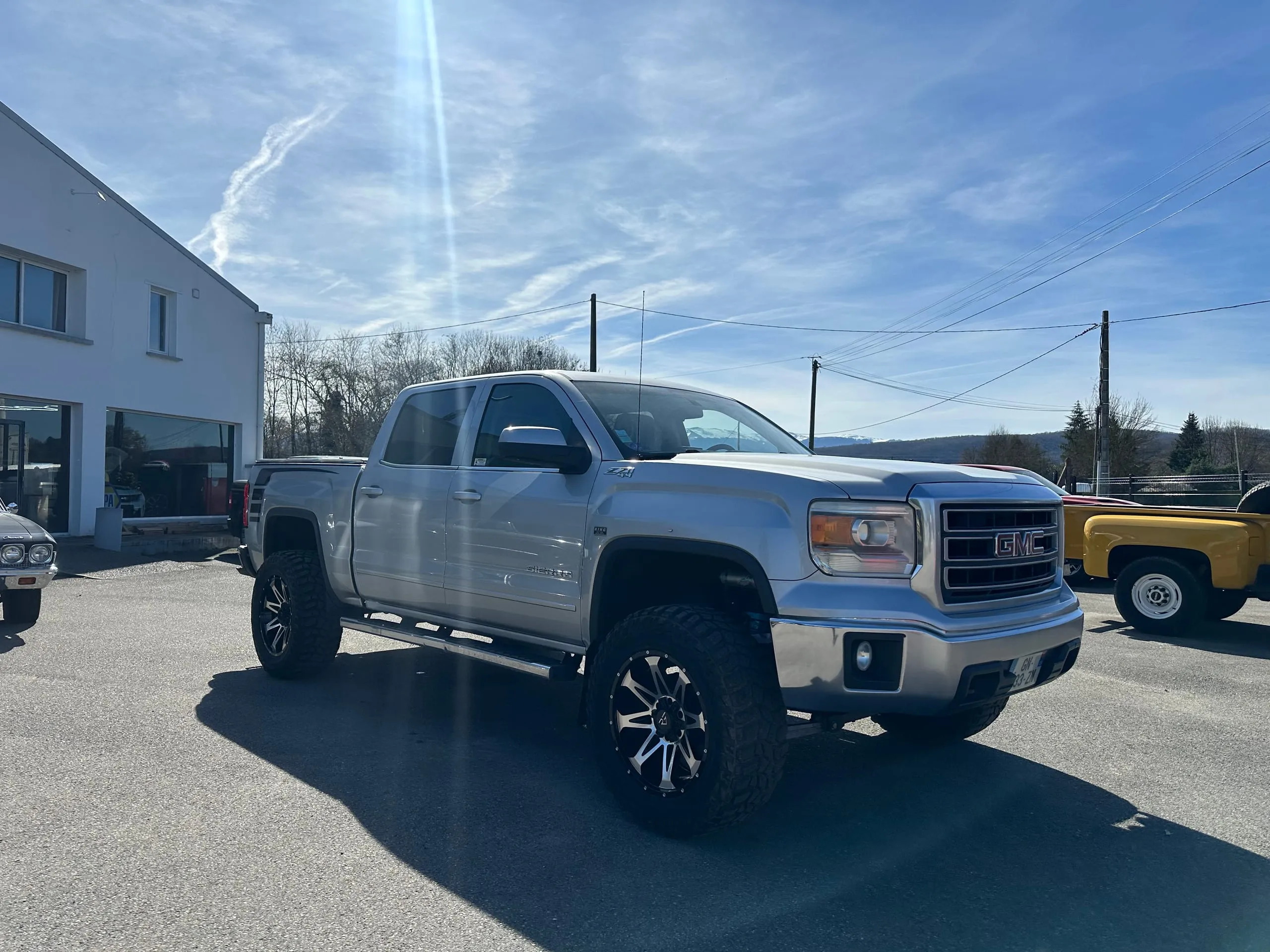 Profil avant du GMC Sierra Denali Crew Cab surélevé