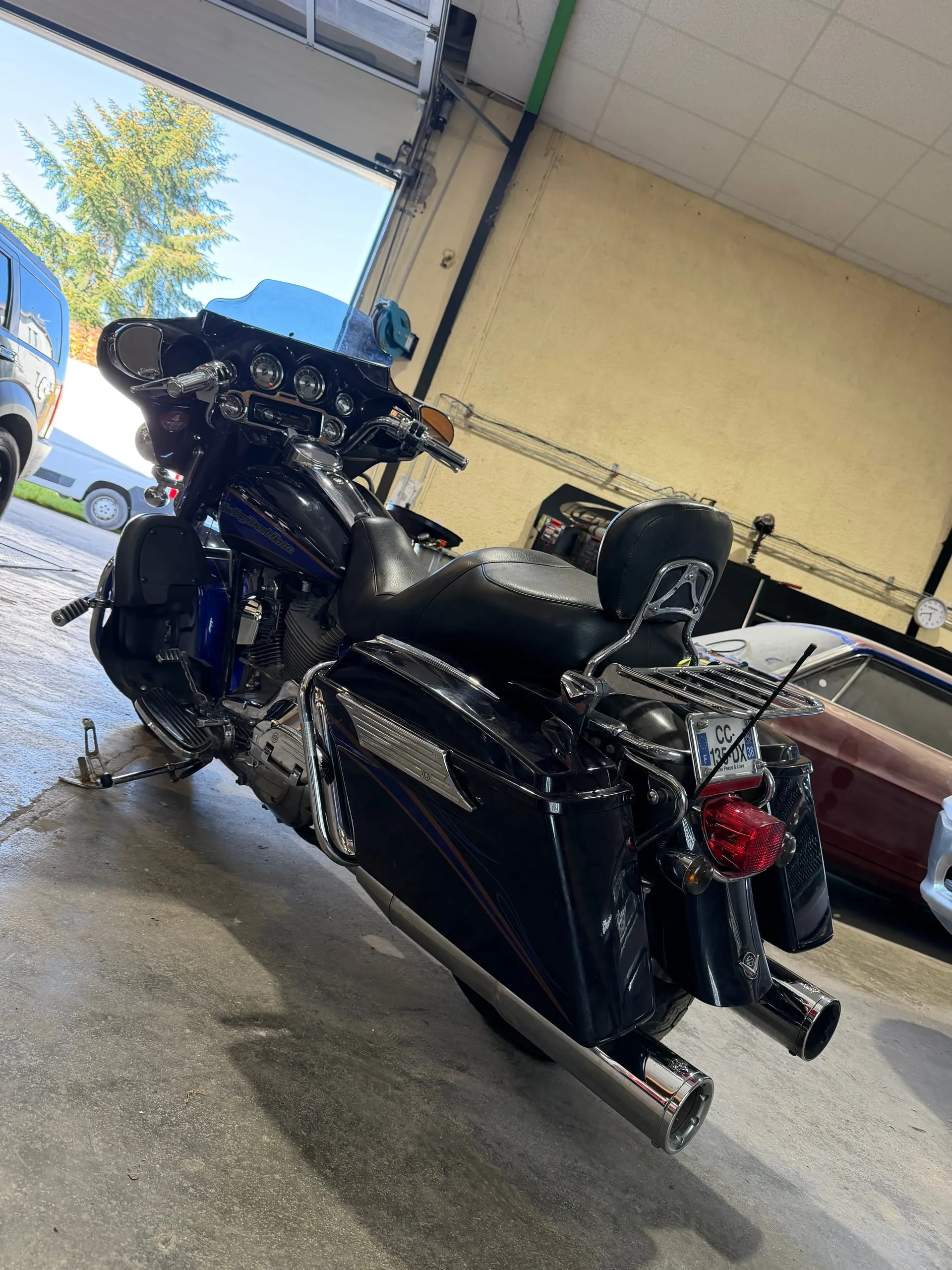 Harley-Davidson Electra Glide CVO de 2008 vue de trois quarts arrière avec ses valises rigides