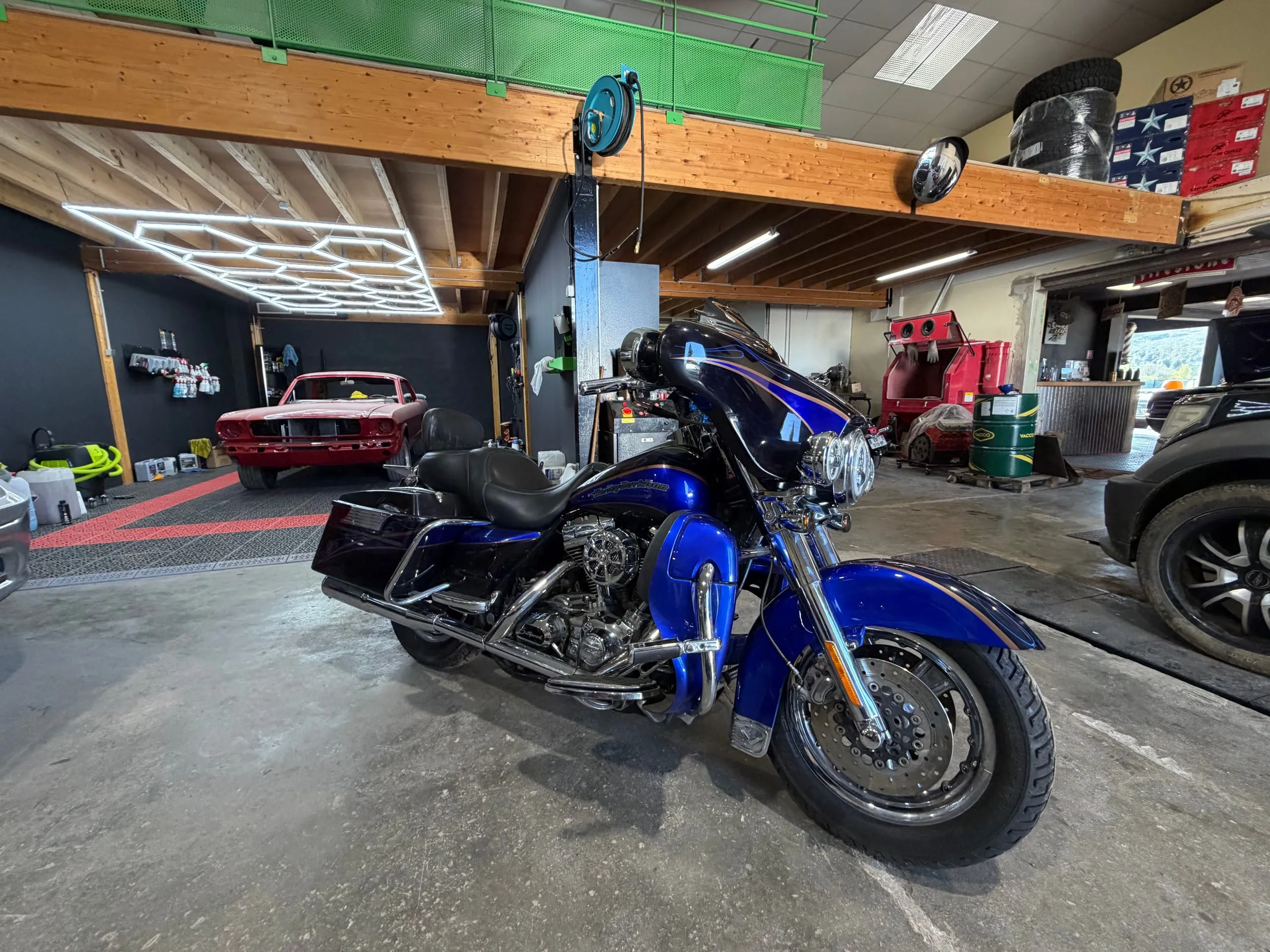 Harley-Davidson Electra Glide CVO de 2008 à la peinture bleue profonde et noire, vue de trois quarts avant
