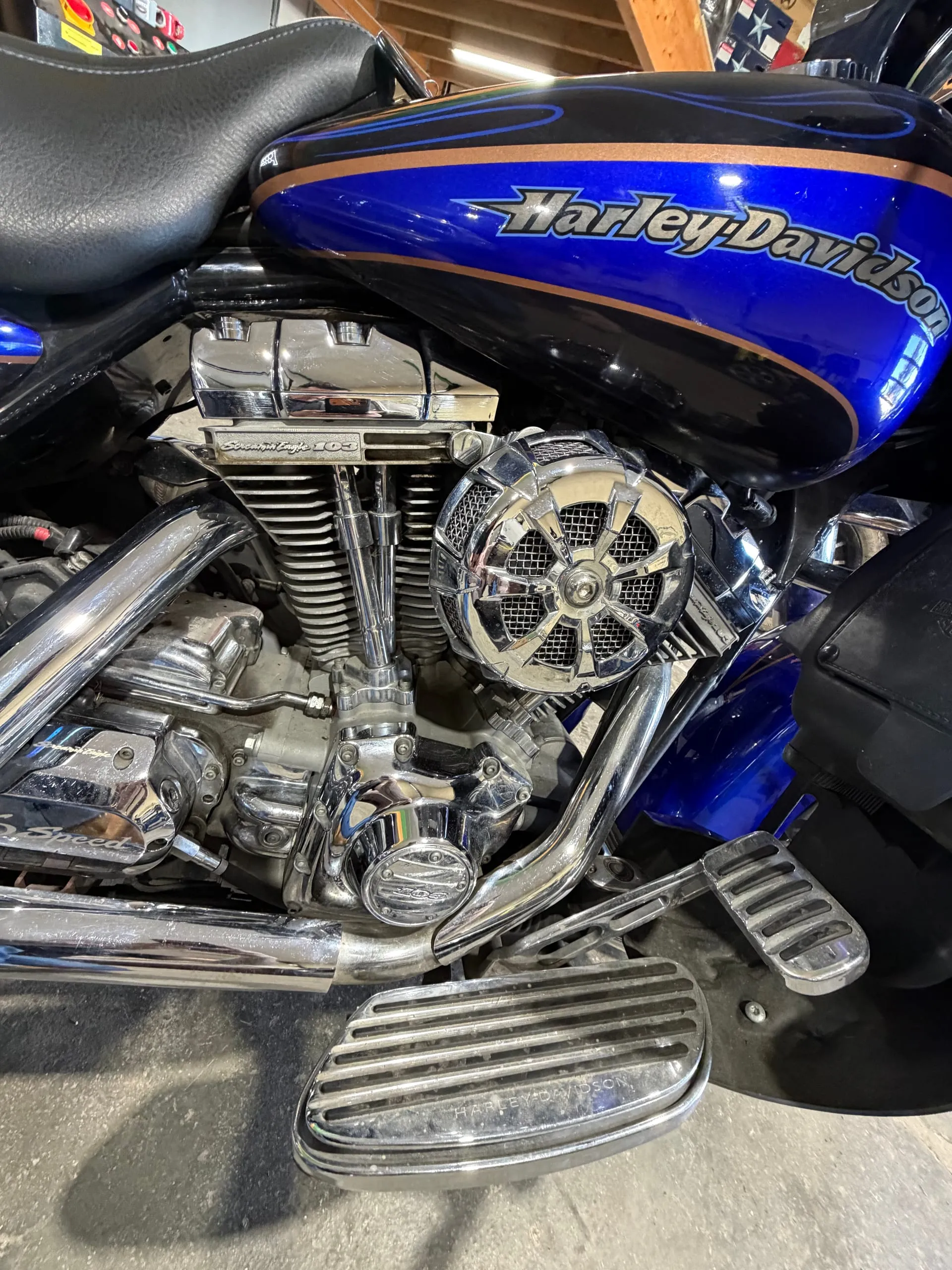 Moteur chromé et réservoir bleu profond de la Harley-Davidson Electra Glide CVO