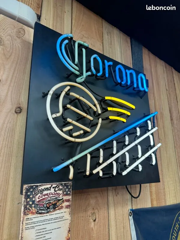 Néon Corona bleu et jaune fixé sur un panneau noir
