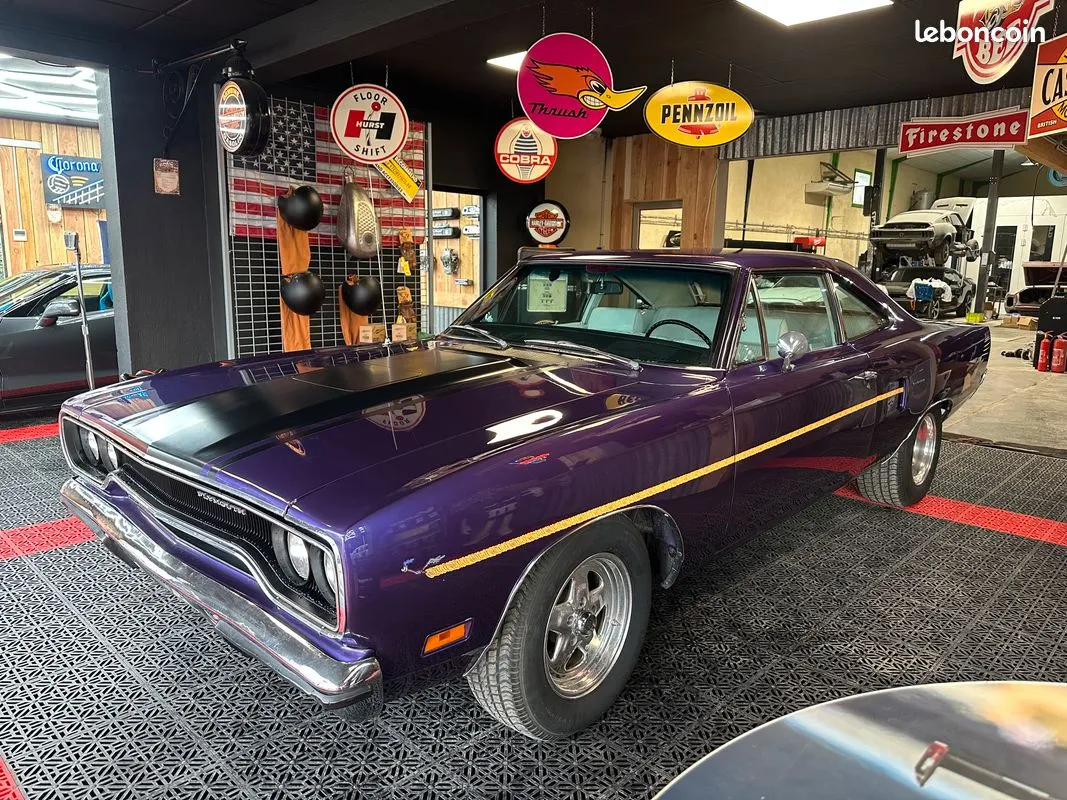 Plymouth Road Runner violette de 1970 photographiée dans l’atelier