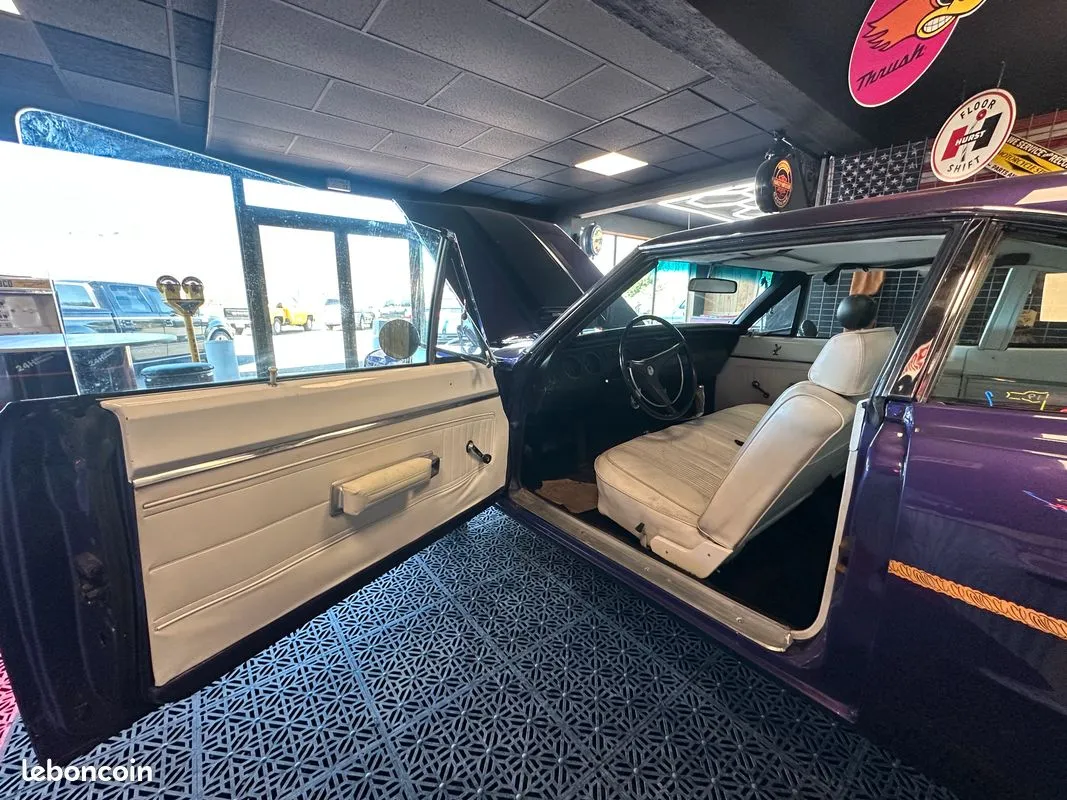 Habitacle blanc de la Plymouth Road Runner violette avec banquette avant