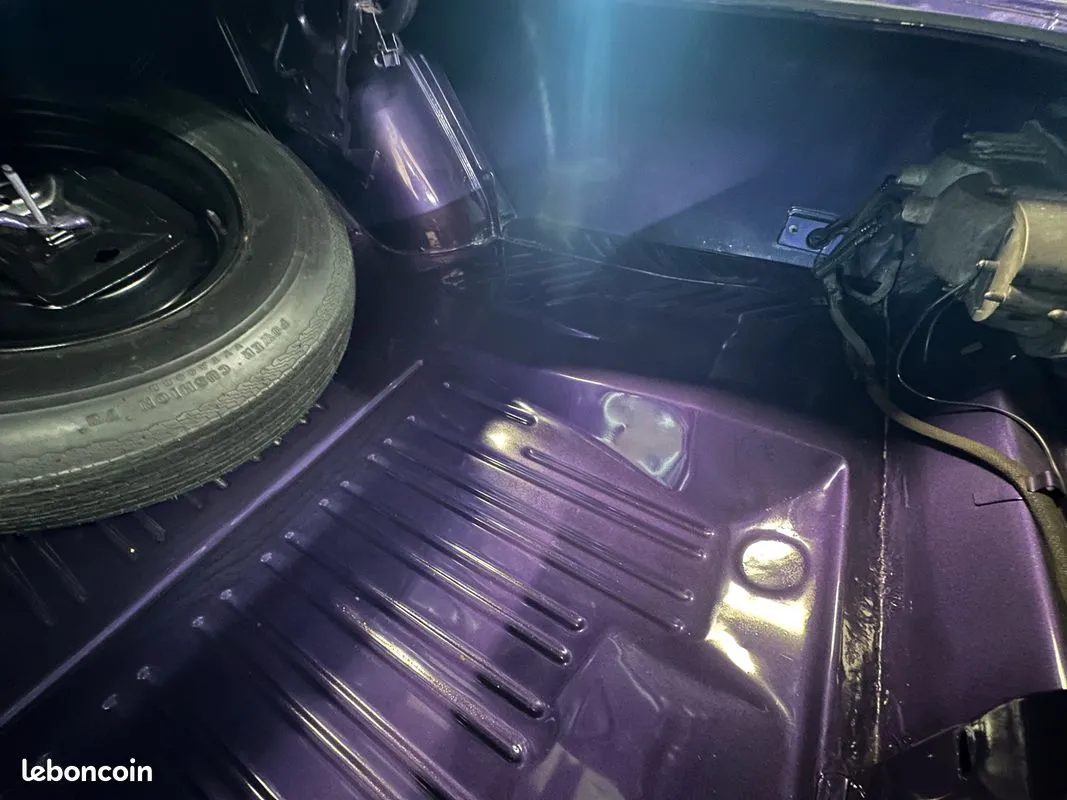 Coffre peint en violet de la Plymouth Road Runner avec roue de secours