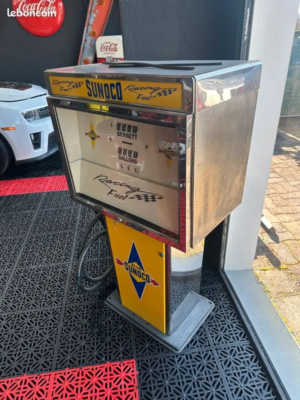 Pompe à essence Bennett restaurée aux couleurs jaunes et bleues de Sunoco