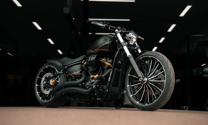 Harley-Davidson custom noir mat avec filets orange, préparée et restaurée par Legend Cars Company à Saint-Jean-de-Verges.