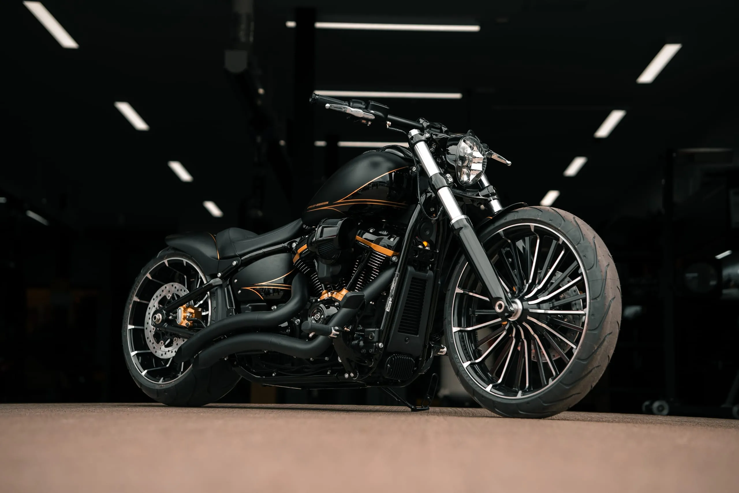 Harley-Davidson custom noir mat avec filets orange, préparée et restaurée par Legend Cars Company à Saint-Jean-de-Verges.