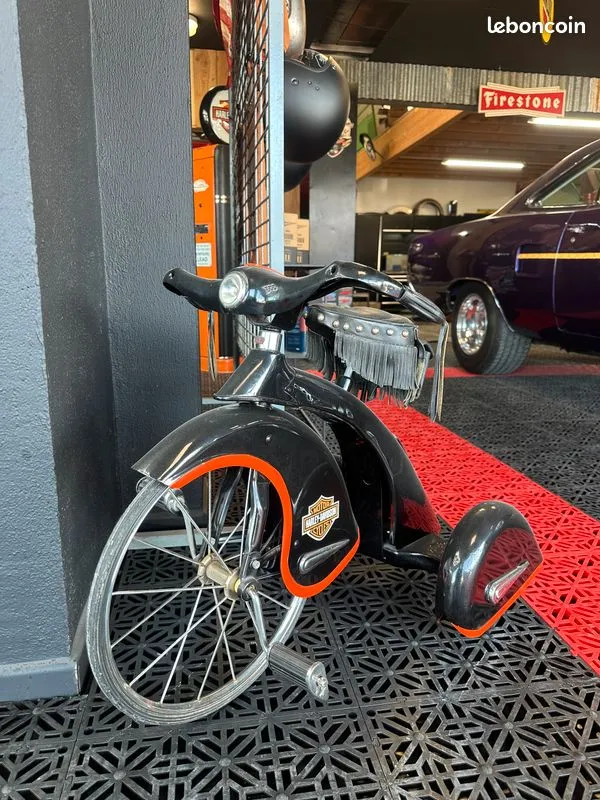 Tricycle Airflow ancien noir avec détails orange et selle à franges